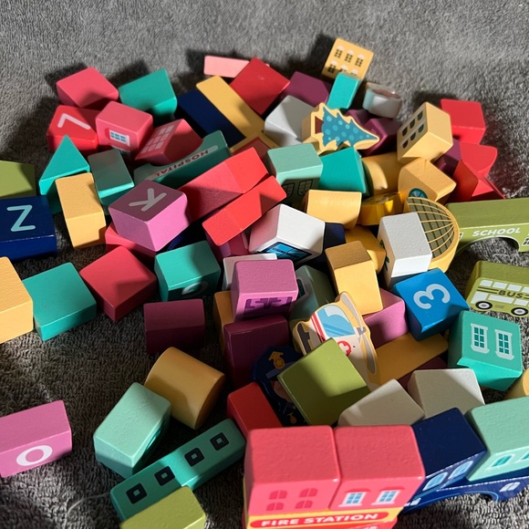 City Builder Wooden Block Set - 100 Pieces - Picture 6 of 7